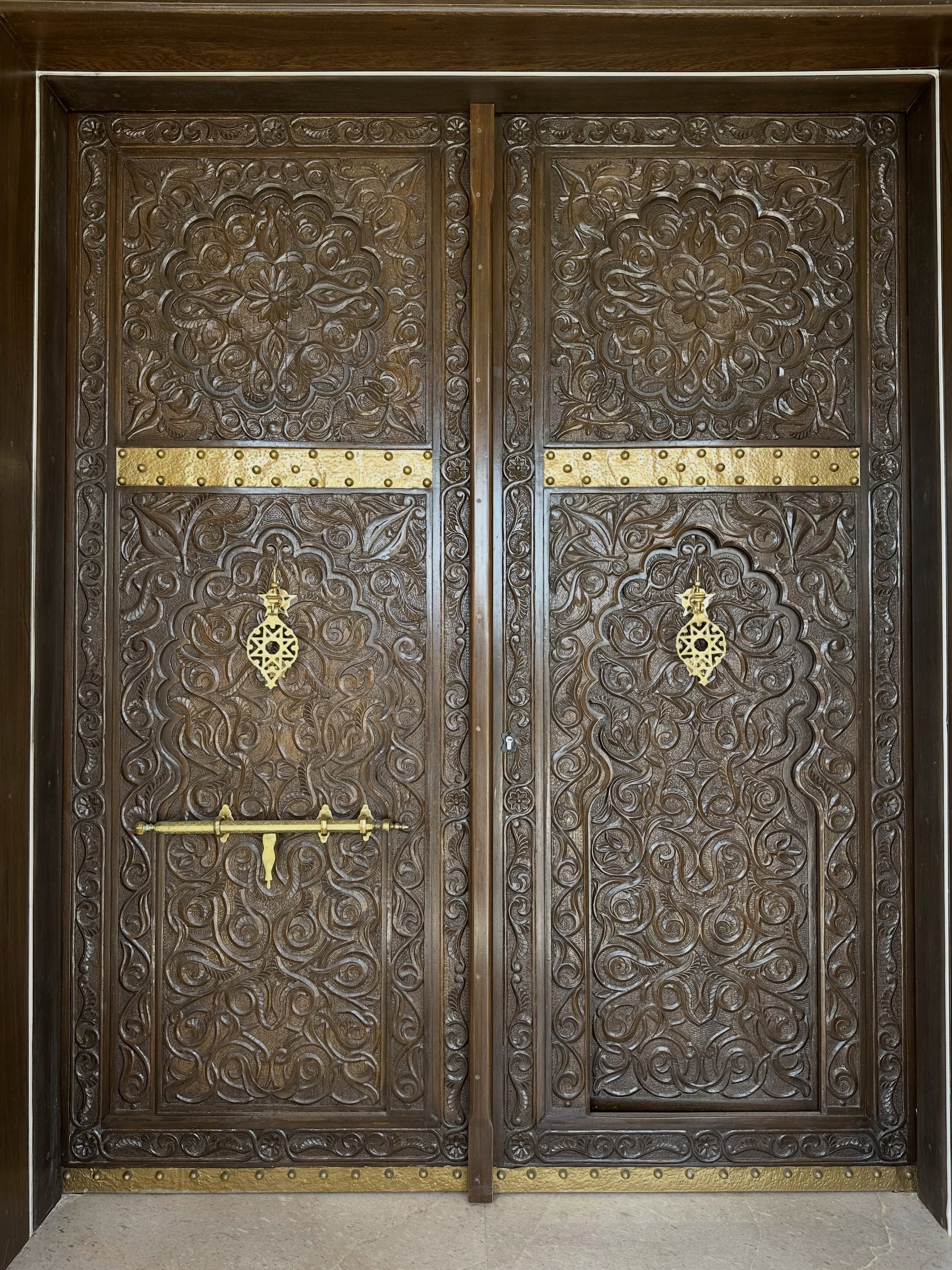 Porte en bois sculpté avec détails dorés