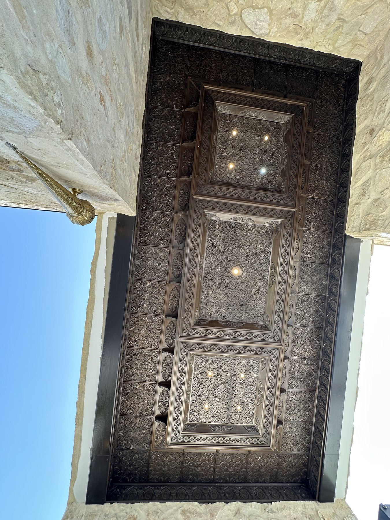 Plafond en bois sculpté encadré de pierre