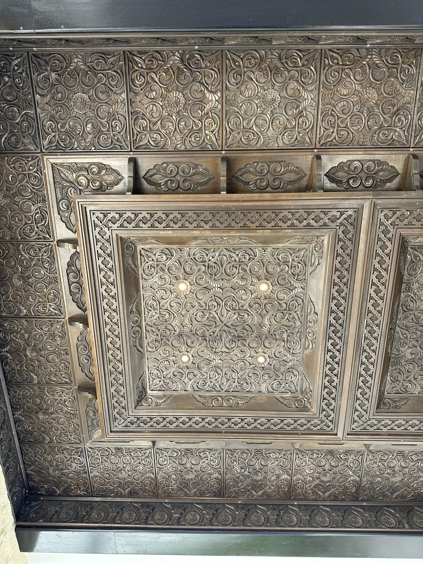 Détails sculptés d'un plafond argenté