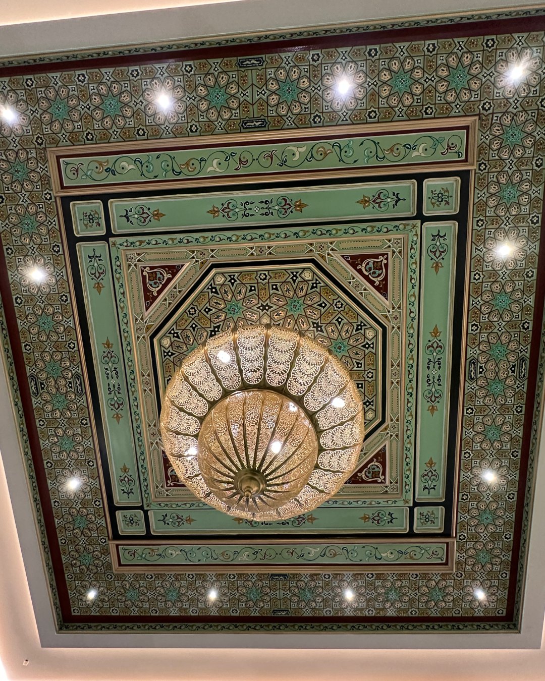 Faux plafond coloré vu de dessous