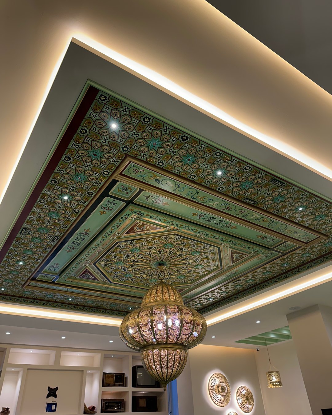 Faux plafond peint dans un salon
