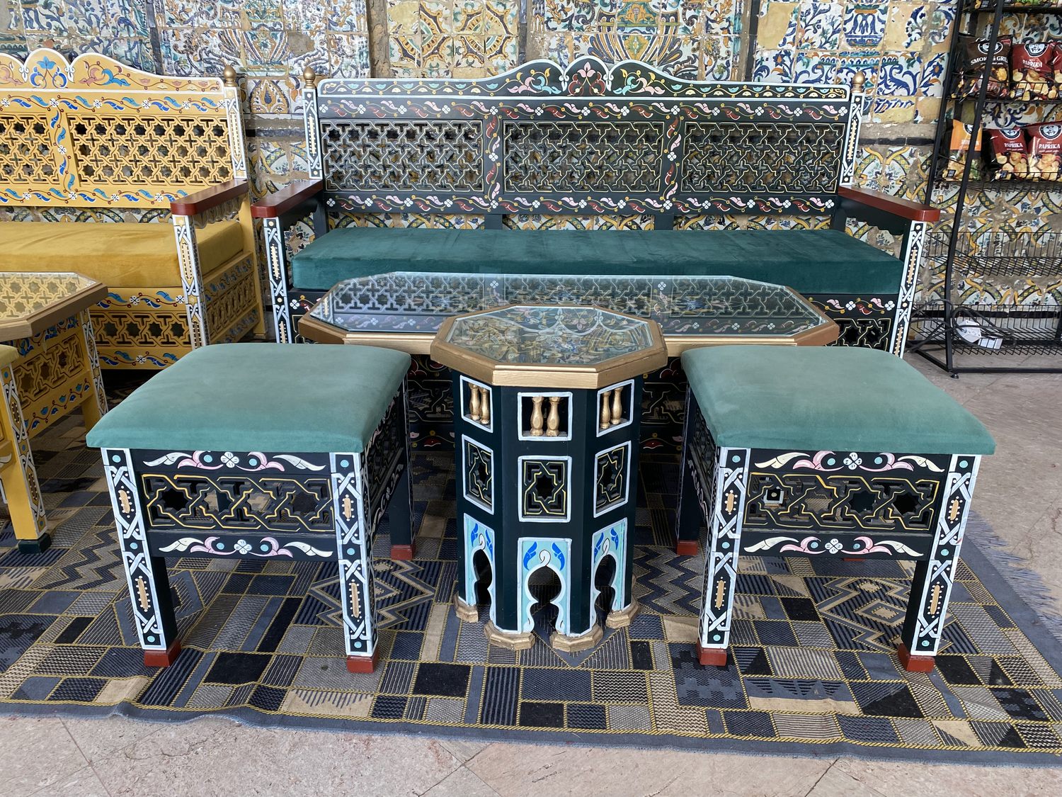 Banquette verte peinte avec table et tabourets assortis