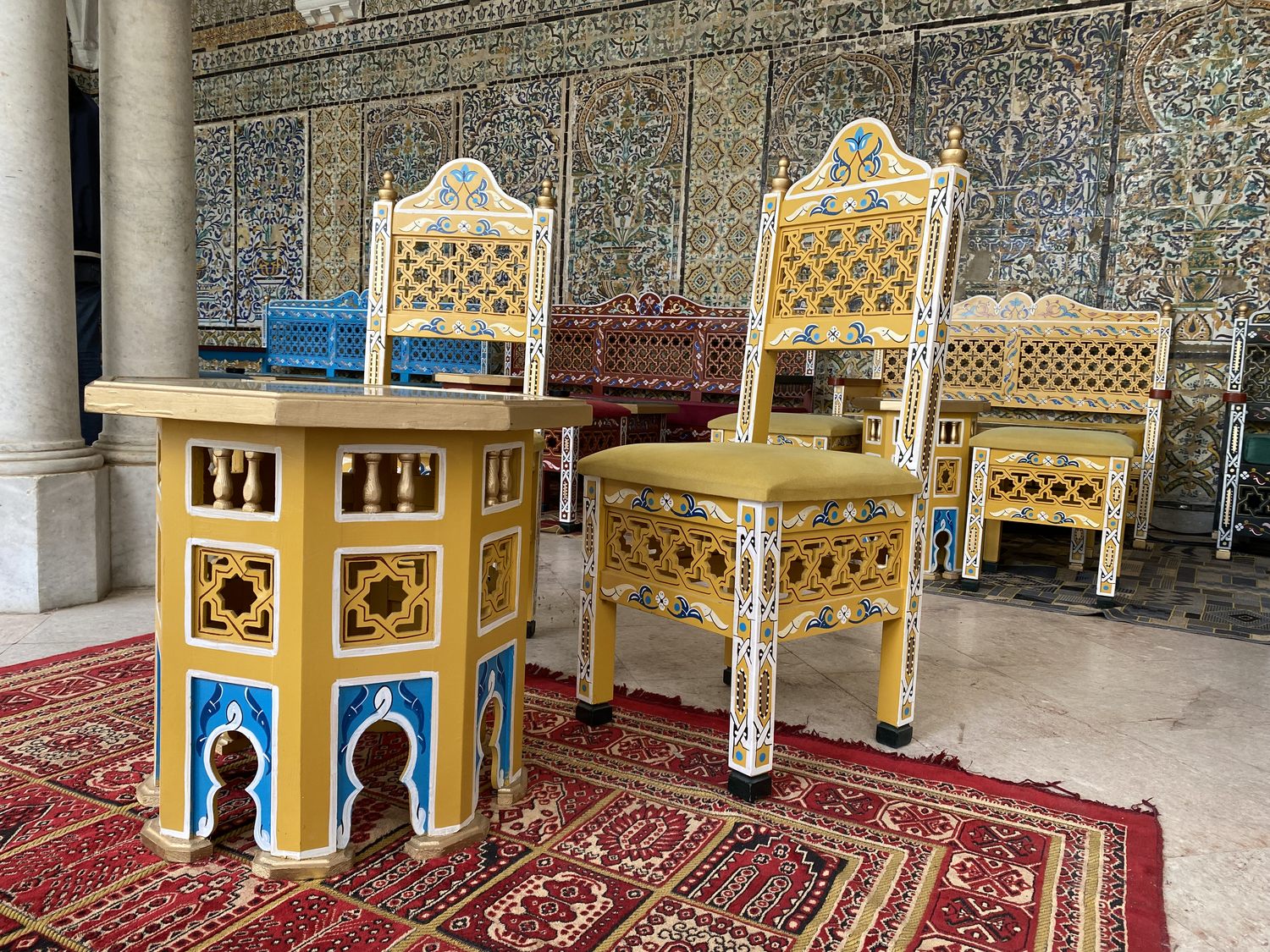 Table et fauteuils jaunes peints à la main