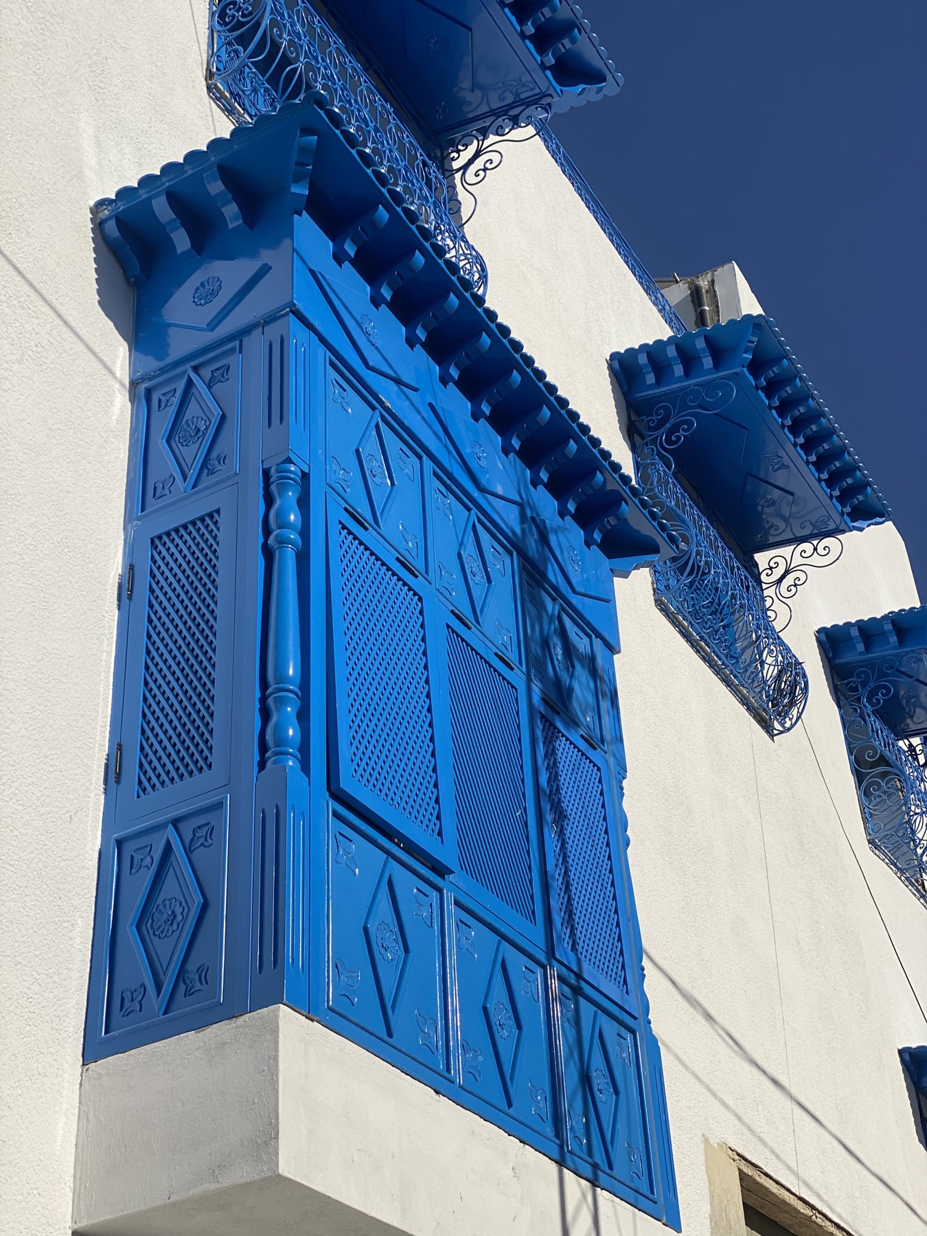 Façade aux boiseries bleues sculptées