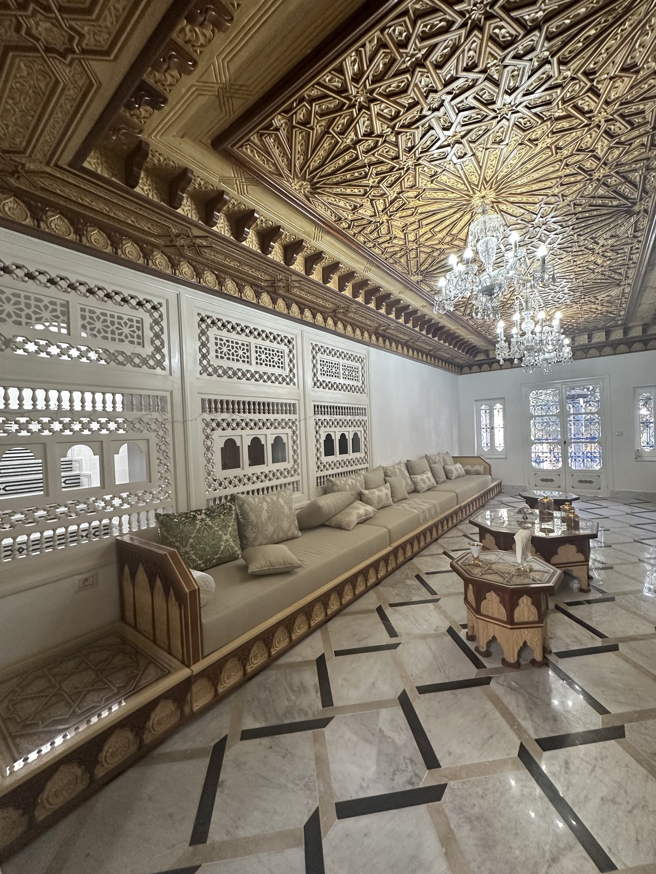 Vue latérale des boiseries et banquettes du salon clair